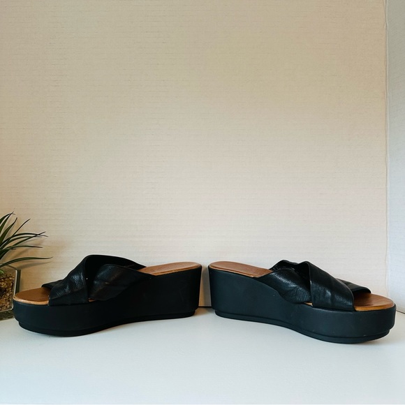 VINCE CAMUTO Black Leather Platform Slides Sandals - Picture 5 of 7